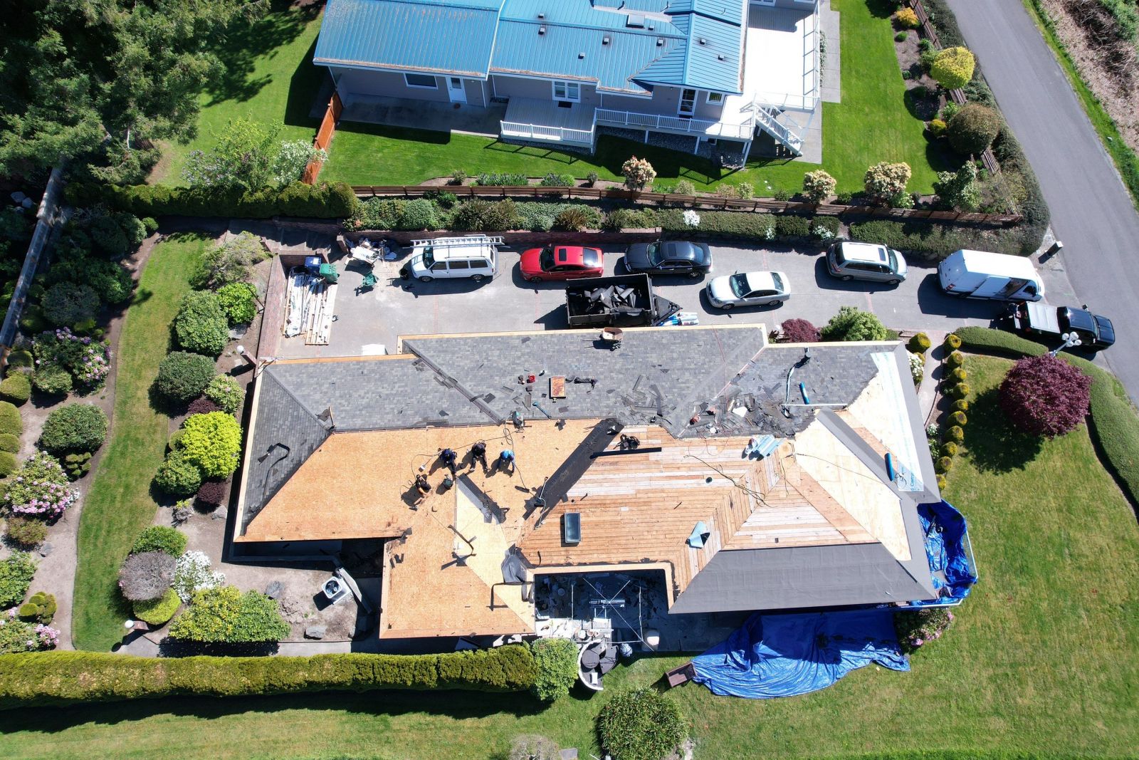 Mountain Ridge high-profile hip and ridge caps paired with Shingle Vent II ridge ventilation on a Mukilteo re-roof